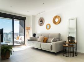 Apartamento nuevo junto al mar con plaza de garaje!! Perfecto para familias, hotel en Los Mártires