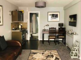 Nr WINDSOR stunning 1 bedroom self contained property in Burnham near Heathrow، فندق في برنهام