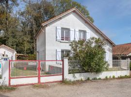 Une grande villa dans les pins, entre Loire et Océan, vikendica u gradu 'Saint Brévin les Pins'