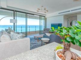 Sea and Mountain View Paradise Designer 2 Bedroom Apartment 4 Adults and 2 Kids ONLY - Minimum 3 night stay - in STRAND - With Back-up power!, hotel blizu znamenitosti Strand Golf Club, Cape Town