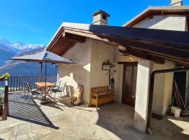 Independent chalet with breathtaking view, hotel bajet di Villar Pellice