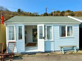 Sea Forever - Beautiful Chalet which Overlooks the Sea! Amazing Views,Lovely Interior and Set Within the Best Part of Lyme with Beaches, Restaurants and Harbour all on your Doorstep! Rated Highly, cabană din Lyme Regis