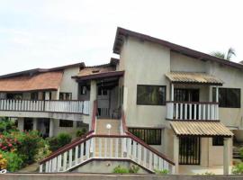 Maison de 4 chambres a Grand Popo a 10 m de la plage avec vue sur la mer piscine partagee et jardin clos, kuća za odmor ili apartman u gradu 'Grand-Popo'