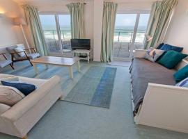 Clifton Court Apt 16 with Indoor Heated Pool & Sea Views, hotel in Croyde