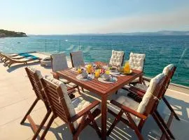 SEAFRONT NORTH HOUSE - new luxury three-bedroom villa - unforgettable panoramic views of the sea - roof terrace with jacuzzi - first row next to the beach and right next to all facilities - secured parking