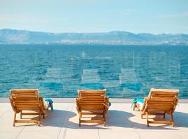 SEAFRONT NORTH HOUSE - new luxury three-bedroom villa - unforgettable panoramic views of the sea - roof terrace with jacuzzi - first row next to the beach and right next to all facilities - secured parking, מלון בסוטיבאן