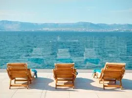 SEAFRONT NORTH HOUSE - new luxury three-bedroom villa - unforgettable panoramic views of the sea - roof terrace with jacuzzi - first row next to the beach and right next to all facilities - secured parking