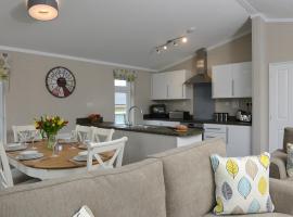 Croyde Bay Hotel or Self Catering, hotel near Bull Point Lighthouse, Croyde