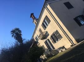 Villa Bacchus, hotel con estacionamiento en Cortanze