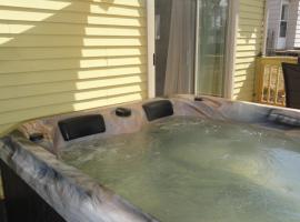 Outdoor Hottub, Private Entrance, hotel sa Lansing