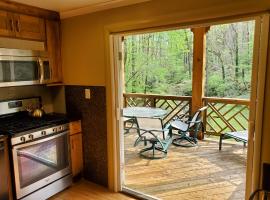 CREEKSIDE-ATLanta Terrace-Level Guest Suite, vacation home in Atlanta