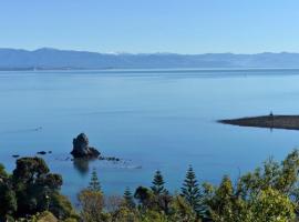 Studio or Cabin on Whitby, hotel in Nelson