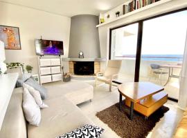 Nice Seafront Flat - Beach Port Athens Airport، فندق في رافينا