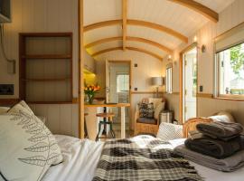 Piano Forte - delightful rural shepherd hut & hot tub available !, holiday rental in Rushford
