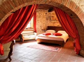 Borgo Livernano - Farmhouse with pool, hotel di Radda in Chianti