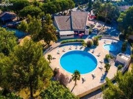 La Roque d'Anthéron - Mobile-home - 6 pers - 3 ch - Piscine, hotel in La Roque-dʼAnthéron
