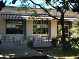 Auberge de Jeunesse HI Arles, hotel in Arles