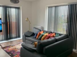 Lakeside 2 BED LUXURY APARTMENT No PARTIES No EVENTS Early Check-in Late Check- Out Allowed, hotel near intu Lakeside Shopping Centre, West Thurrock