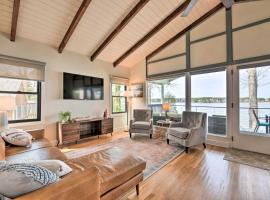 Dreamy Lake Norman Cottage with Panoramic Lake Views, hotel di Troutman
