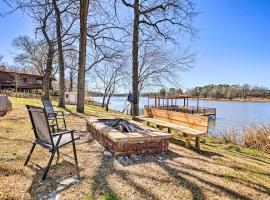 Lakefront Fort Towson Home with Private Dock!, hotel in Fort Towson