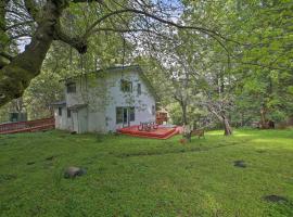 Tree-Lined Los Gatos Home with Spacious Deck!, hotel con hidromasaje en Los Gatos