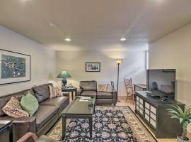 Cozy Fort Collins Garden Apt in Historic Old Town!, apartemen di Fort Collins