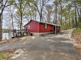 Lakefront Lavonia Cottage with 2-Story Dock!, hotel a Lavonia