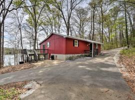 Lakefront Lavonia Cottage with 2-Story Dock!, ξενοδοχείο σε Lavonia