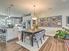 Modern Escape with Rooftop Terrace and City Views, vacation home in Charlotte