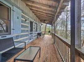 Lakefront Cabin with Boat Dock and Sunset Views!, loma-asunto kohteessa Spring City