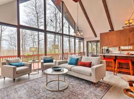 Breathtaking Brevard Home with Screened Porch!, khách sạn ở Brevard