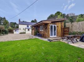 Minimoore Lodge. Perfect for walkers, cyclists and surfers., chalet de montaña en Scorrier