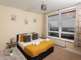 Ashford Penthouse Apartment near town with free parking, linens & towels great for contractors or families, sumarbústaður í Ashford