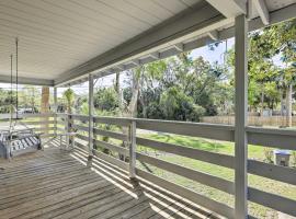 Tailing Tides Getaway with Covered Boat Parking!, hótel í Steinhatchee