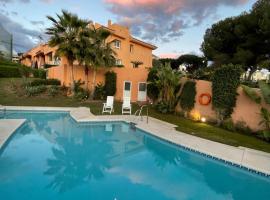 Marbella Deluxe Rooms in Royal Cabopino Townhouse – kwatera prywatna w Marbelli