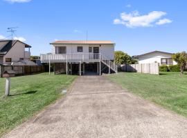Snells Seaside Bach - Snells Beach Holiday Home, hotel with parking in Snells Beach