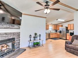 Gatlin Creek Rest Stop Home with Fireplace!, holiday home sa Arapahoe