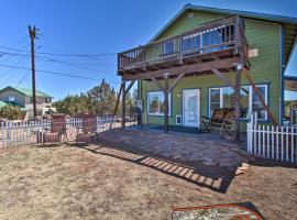 Quaint Show Low Home with Balcony and Lake Views!, hotel con parking en Show Low
