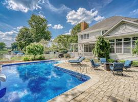 Executive Home with Heated Pool on Lake Wawasee, vacation home in Syracuse