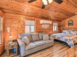 Beautiful New Bern Studio Cabin w/ Fire Pit!, hotel v mestu New Bern