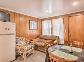 Cozy Hampton Cottage with BBQ - Walk to Ocean!, vikendica u gradu 'Hampton'