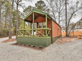 Charming New Bern Log Cabin - Pets Welcome!, villa in New Bern