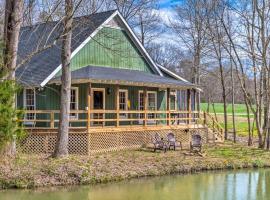 Bright Green Gables Cabin Hike, Swim and BBQ, hotel en Lewisburg
