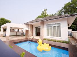 Blue cat Pool Villa, отель в городе Чантхабури