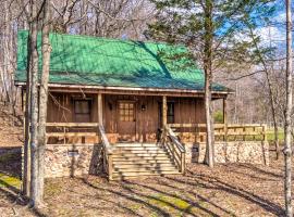 Quaint Lakeside Cabin with Pond and Fire Pit!, hótel í Lewisburg