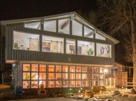 Lake Cabin with King Bed, Foodie Kitchen, and Views, hotel en Twin Lakes