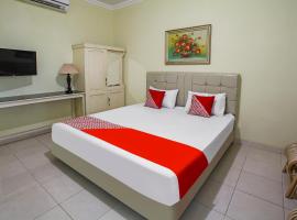 OYO 90968 Graha Family Guest House, hotel near Mutiara Airport - PLW, 