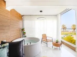 צימר על הים גקוזי ואירוח איכותי Oceanfront Beach House W Jacuzzi