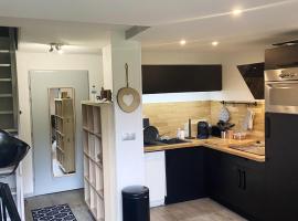 Appartement cosy à Manigod avec piscine partagée – 50 m², hotel v destinaci Manigod