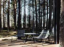 ÖÖD Hötels Laheranna SÄRA -with sauna, hotel perto de Jägala Waterfall, Punakivi